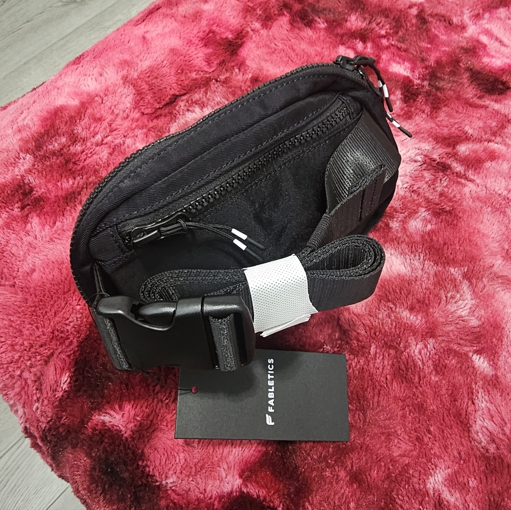 Fabletics Black The Belt Bag NWT - Picture 2 of 3